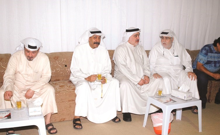 خليل الصالح مع بعض ابناء الدائرة الثانية في مقره الانتخابي﻿