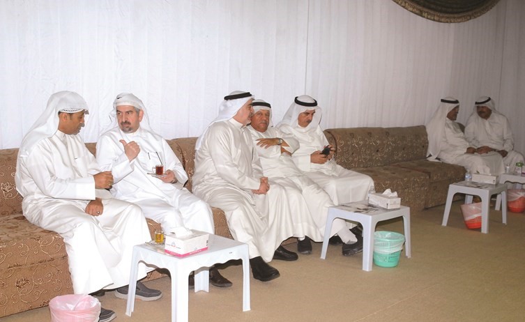 جانب من الحضور ويتوسطهم خليل الصالح﻿