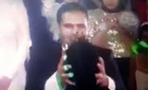 بالفيديو: عريس مصري يُهدي والدته تاج عروسه في حفل الزفاف
