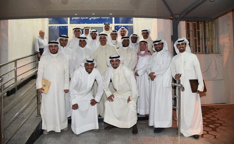 الشيخ سلمان الحمود والشيخ احمد المنصور وفواز الحساوي يتوسطون الحضور واللجان العاملة في الاتحاد﻿