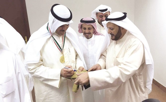 الحمود يوقع على فانيلة برقان﻿