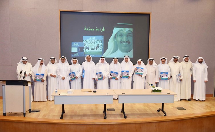 صورة تذكارية تاريخية تجمع عددا من نجوم العصر الذهبي مع الغنيم والراشد والمغربي والمؤلف مرزوق العجمي ﻿