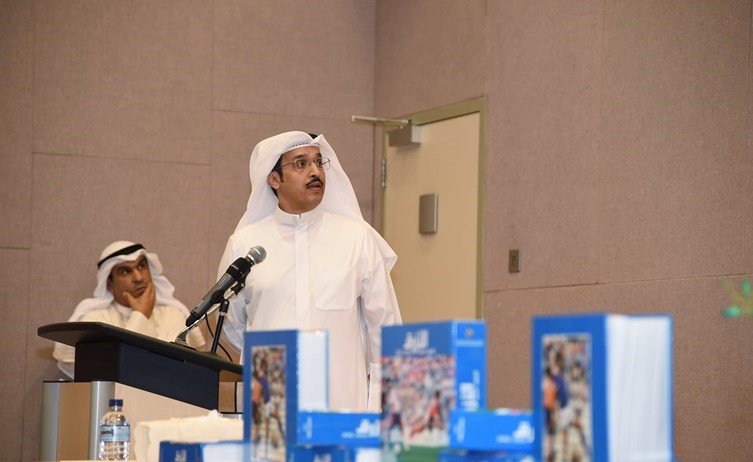 مؤلف الكتاب الثمين الزميل مرزوق العجمي يشرح فصول كتابه النفيس ﻿