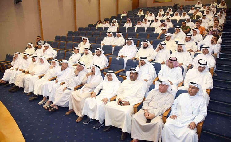 الشيخ طلال الفهد وكبار الحضور والاعلاميين يتابعون عرض ابواب الكتاب ﻿