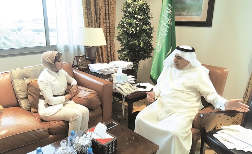 سفير خادم الحرمين الشريفين لدى الكويت د.عبدالعزيز الفايز متحدثا الى الزميلة هالة عمران﻿