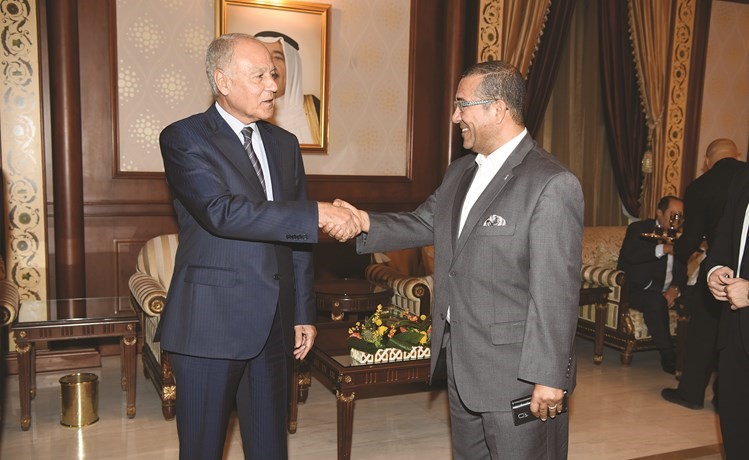 احمد ابو الغيط مصافحا مستشار الادارة العامة الزميل حسام فتحي 	(ريليش كومار)﻿