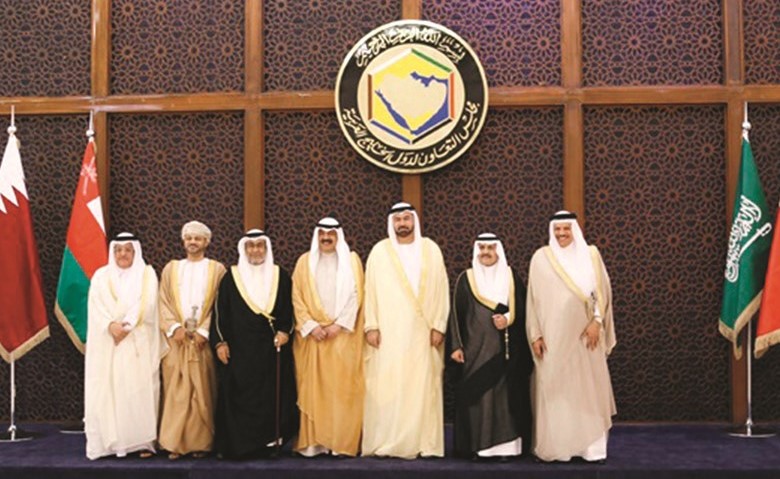خالد الجارالله متوسطا المشاركين في اجتماع اللجنة الوزارية المكلفة بمتابعة تنفيذ القرارات ذات العلاقة بالعمل الخليجي المشترك ﻿