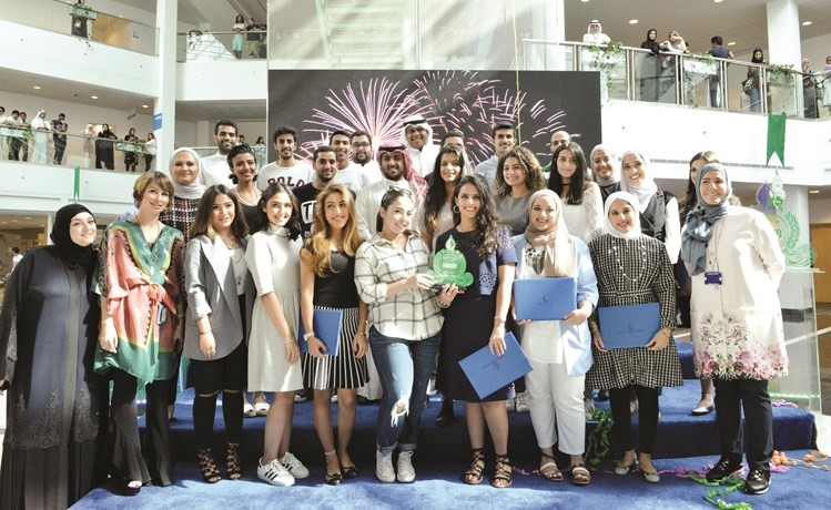 صورة جماعية للمكرمين في الحفل﻿