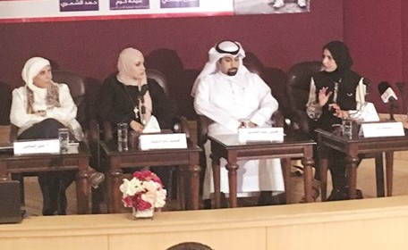 د.غنيمة الحبيب وحمد الشمري ودانة الرشيد ومنى اليتامى خلال الندوة﻿