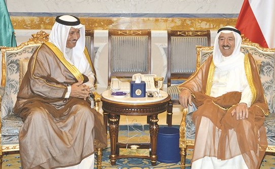 صاحب السمو الامير الشيخ صباح الاحمد مستقبلا سمو الشيخ جابر المبارك﻿