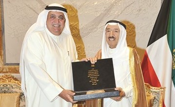 صاحب السمو الامير الشيخ صباح الاحمد يتلقى اهداء فيصل العيار﻿