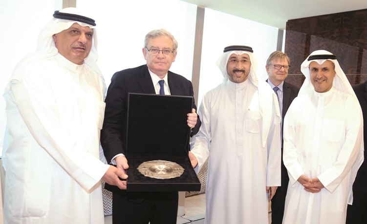 تكريم رئيس مجموعة بي ان بي باريبا جان لوميير من قبل ماجد العجيل وعصام الصقر وحمد الحساوي ﻿