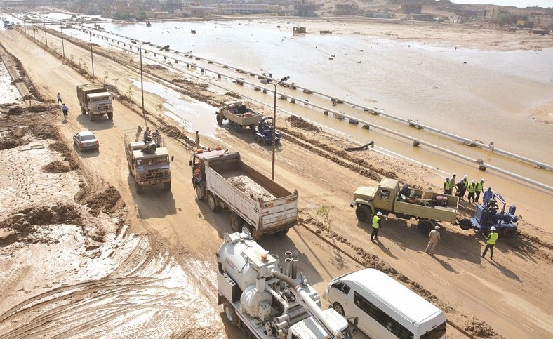 القوات المسلحة تدفع بفرق عمل كبيرة لانتشال راس غارب من اثار السيول التي ضربتها قبل اسبوع﻿