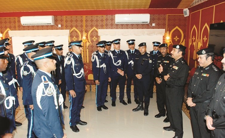  اللواء اديب السويدان متحدثا الى طلبة على وشك التخرج﻿
