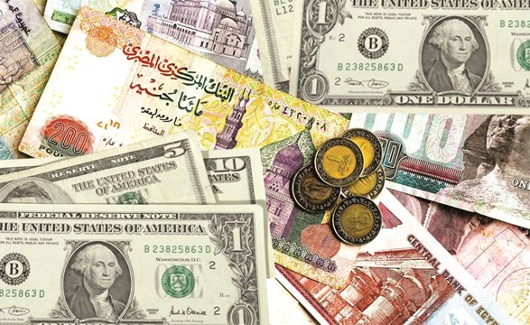 «المركزي» المصري «يعوّم» الجنيه.. ويغرق «السوق السوداء»