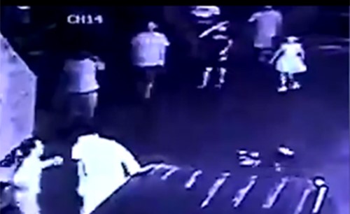 بالفيديو.. انشغلت بهاتفها فقُتلت طفلتها أمام عينيها