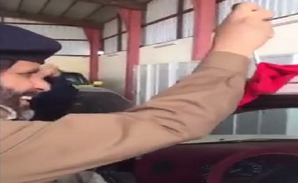 بالفيديو.. هكذا تفتح باب السيارة في حال فقدان المفتاح