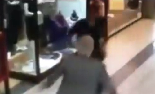 بالفيديو.. عجوز يتصدى للص بطريقة مفاجئة