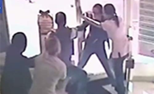 بالفيديو: 4 موظفات يحتجزن لصاً حتى وصول الشرطة