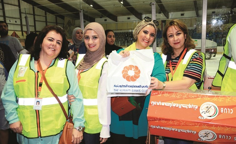 أعضاء اللجنة الاجتماعية يكرمون الفائزة بالسحب على تذاكر الدخول﻿