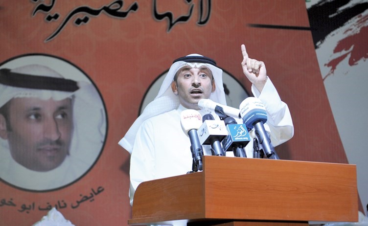 عايض ابوخوصة متحدثا خلال الندوة﻿