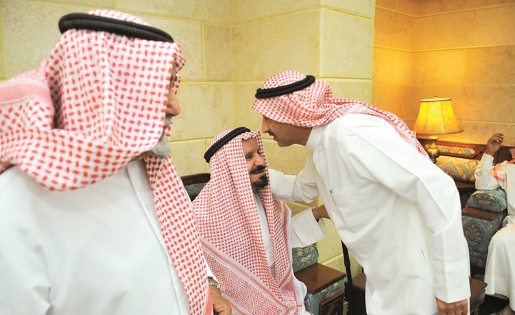 سعود أبوصليب مقبلا راس احد كبار السن﻿