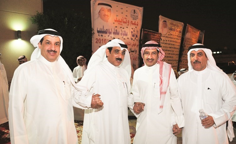 مرشح الدائرة الرابعة سعود أبوصليب متوسطا خالد ابوصليب المطيري وبعض الحضور﻿