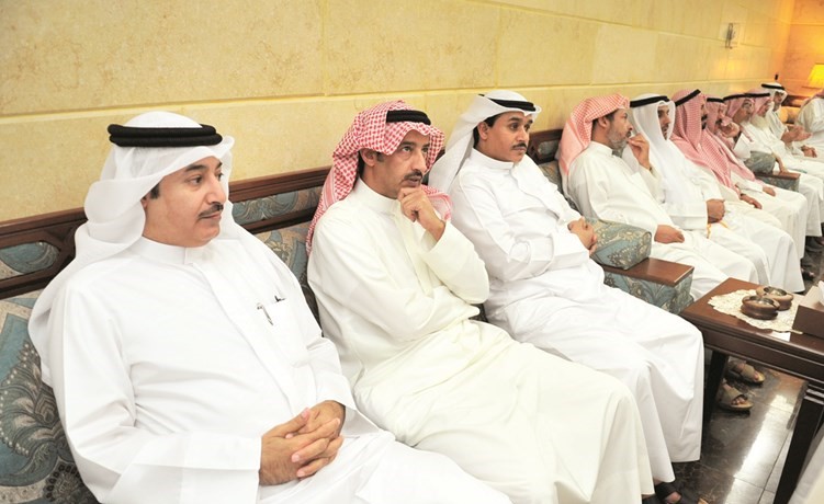 ابوصليب بين الحضور							(هشام كامل)﻿