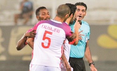 فهد الهاجري خلال طرده في الشوط الثاني	(الأزرق.كوم)﻿