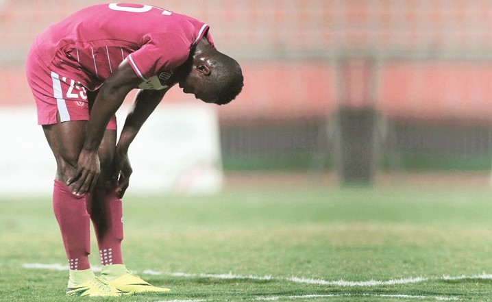 مهاجم النصر فيليب دوزو يتحسر على إضاعته ﻿﻿الفرص أمام العربي  ﻿﻿(الأزرق.كوم) ﻿