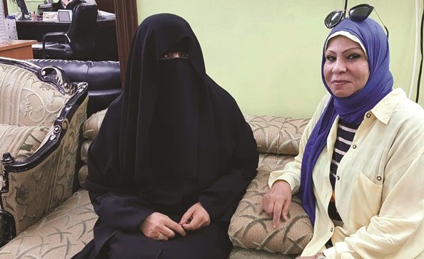 الأديبة موزة الجابري تتحدث للزميلة ليلى الشافعي﻿