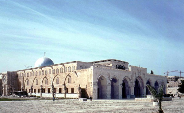 إسرائيل تحاول إسكات الأذان في القدس وخطيب «الأقصى» يدعو للاستنفار