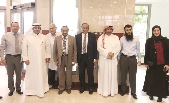 د.خالد السهلاوي متوسطا د.خالد الصالح ود.عبدالرحمن الكندري ود.امينة الانصاري ود.جمال الدعيج خلال الحفل﻿