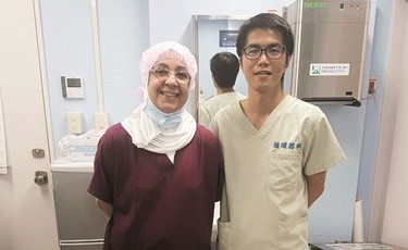 د. فوزية الكندري مع احد الاطباء اليابانيين﻿