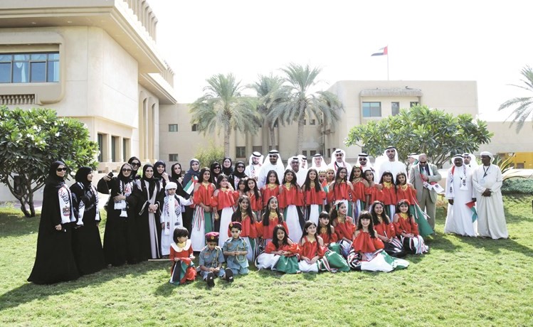 السفير الإماراتي رحمة الزعابي متوسطا الفنان نبيل شعيل وأركان السفارة خلال احتفالية رفع العلم	(أحمد علي)﻿