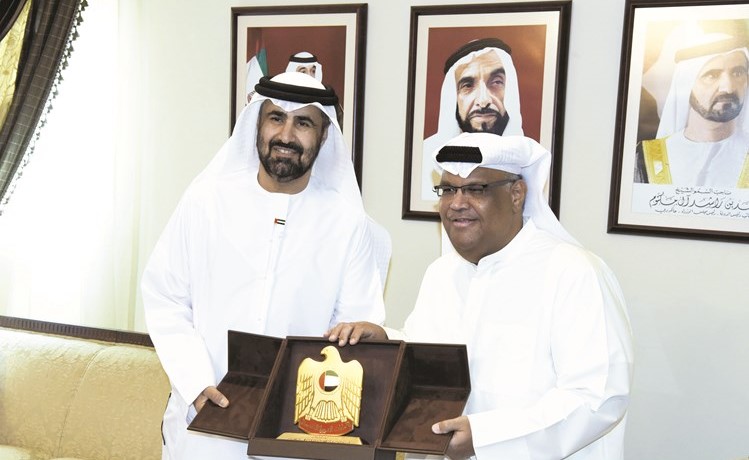 السفير الزعابي مكرما الفنان نبيل شعيل﻿