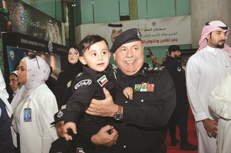 الفريق الفهد مع أحد الأطفال خلال المعرض﻿