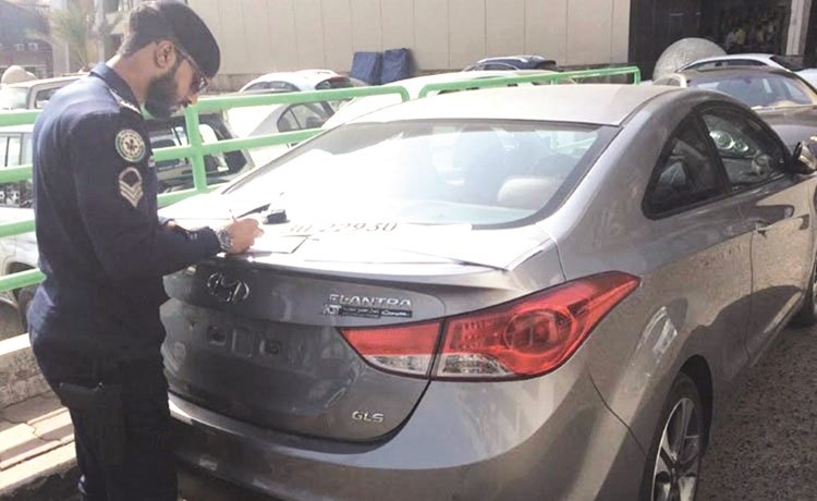 أحد رجال المرور أثناء تسجيل مخالفة﻿