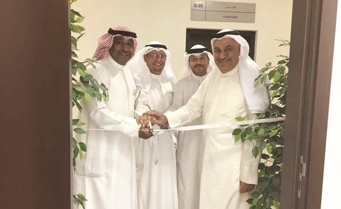 معرض مستلزمات الطالبة بمعهد التمريض