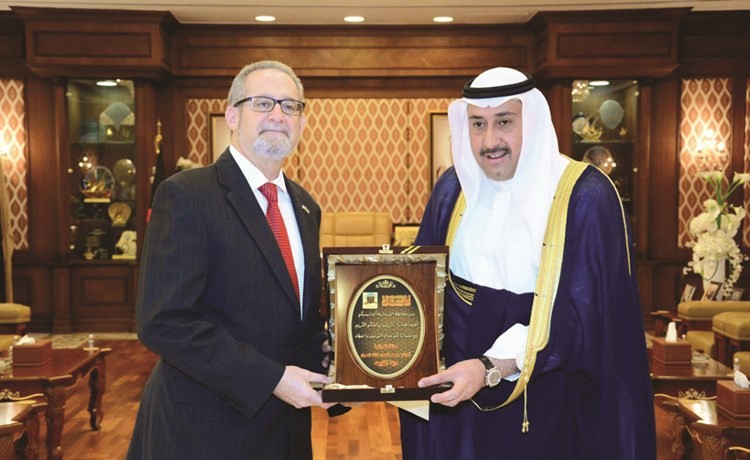 الشيخ فيصل الحمود خلال استقباله السفيرالامريكي ﻿