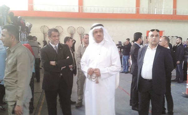 القنصل عمر الكندري وعدد من الحضور لدى توزيع القسائم الشرائية﻿