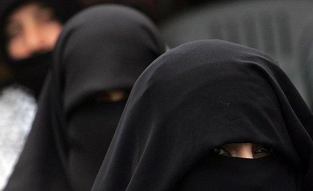 كاتب سعودي يتساءل مستنكرا: لماذا يتلبس الجن نساءنا ويتركون نانسي عجرم؟