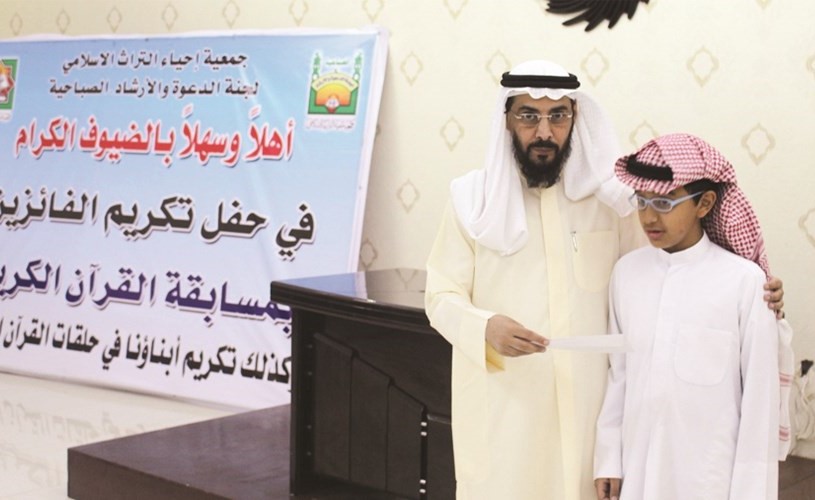 الفضلي يكرم أحد الحفظة ﻿