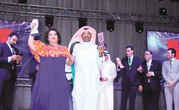 طارق العلي يتسلم جائزة طارق مول برفقة منى شداد﻿