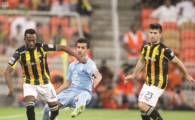 مهاجم الاتحاد فهد المولد يمر من مدافع الباطن ﻿