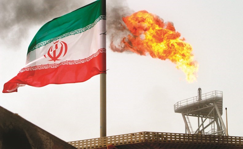 ايران تعاكس دول اوبيك وتلوح برفض تخفيض انتاجها النفطي والسعودية تهدد بزيادة انتاجها في الصورة علم ايران فوق احدى المنصات النفطية الايرانية(رويترز)﻿
