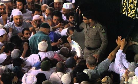 السعودية.. دراسة تخصيص أوقات للنساء لتقبيل الحجر الأسود