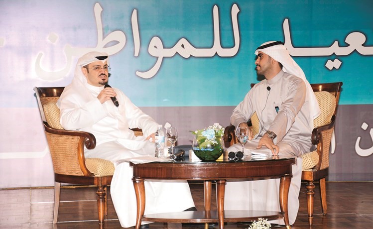 الصالح متحدثا الى ناخبيه وناخبات الدائرة الثالثة				(احمد ابوعطية)﻿