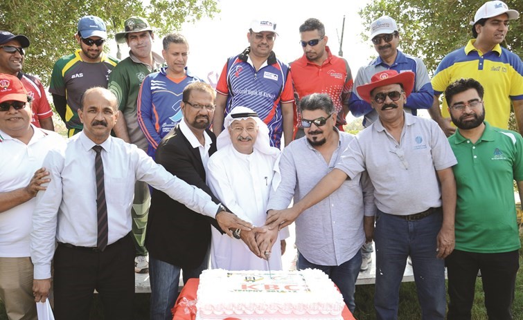 قطع كيكة افتتاح البطولة﻿