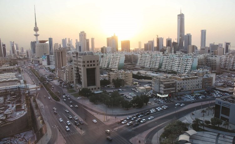 عاصفة انخفاض النفط ترفع ديون القطاع العام للكويت لمستويات قياسية وسط استعداد حكومي للذهاب إلى أسواق الدين العالمية للاستدانة بغرض تمويل العجز وفي الصورة منظر للغروب وسط مدينة الكويت 								 (أنور الكندري)﻿